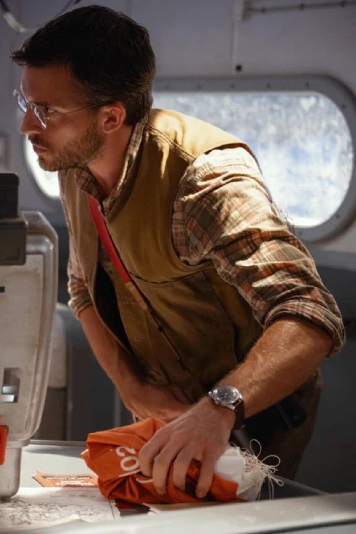 imageye___-_imgi_32_jonathan-bailey-jurassic-world-rebirth-brown-vest-02