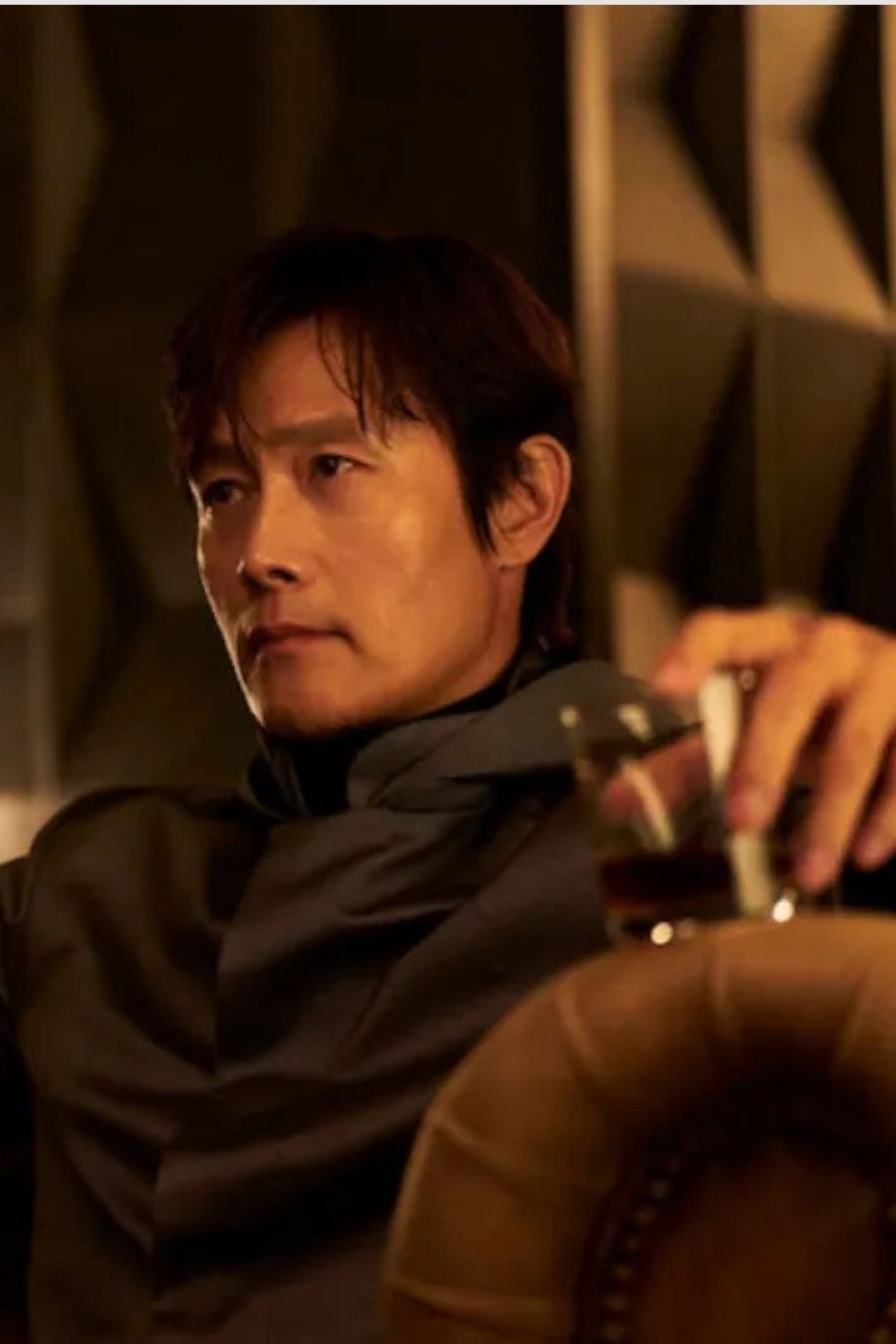 imageye___-_imgi_38_lee-byung-hun-squid-game-season-3-2025-front-man-black-coat-02